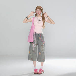 Le nouveau style à la mode de OEM2025 est le pantalon Caprix en denim à jambes larges où un ours mignon et des éléments déchirés entrent en collision - Product Image 4