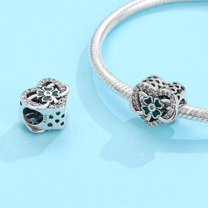 จี้รูปหัวใจโปร่งลายใบโคลเวอร์สี่แฉกนำโชค เงินแท้ S925 ประดับด้วยเคลือบสีเขียวและเพชร CZ เหมาะสำหรับใส่กับสร้อยข้อมือแบบ Snake Chain ของขวัญสำหรับผู้หญิง - Product Image 2