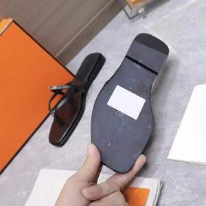 Vente en gros de tongs confortables antidérapantes pour femmes et de sandales plates de créateurs, pour l'été, la plage et les activités de plein air - Product Image 2