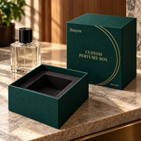 Boîte à parfum rigide vert jade avec logo personnalisé, en papier spécial gaufré textile, avec couvercle et base, 10x10x14cm, insert en mousse surélevé