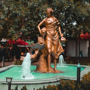 Sculpture de fontaine d'eau en bronze grandeur nature personnalisée, résistante aux intempéries, en laiton moulé, avec système d'eau circulante - Product Image 1