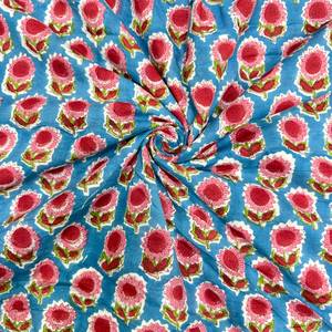 Tela de Algodón Azul Cielo con Estampado Floral Rosa y Rojo, Patrón de Flores Tradicionales para Vestidos Kurti, Trajes Salwar y Prendas Étnicas - Product Image 1