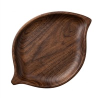 Plateau en pin brun personnalisable, durable et écologique avec un design en forme de feuille pour la décoration de la table de café à la maison et au restaurant