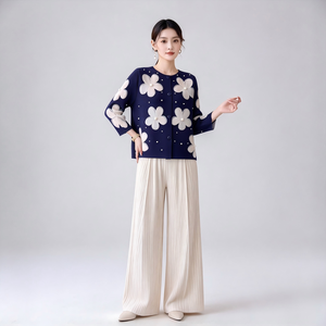 Blusa Plisada con Flores 3D para Mujer, Lista para Enviar, Blusa con Adornos de Perlas, Envío en 7 Días, Camisa Técnica, Blusa Plisada de Otoño - Product Image 4