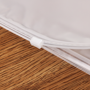 ถุงซิปพลาสติกเคลือบด้านกันกลิ่นสำหรับเสื้อผ้าจัดส่งตรงจากโรงงานสีขาวแบบกำหนดเอง - Product Image 1