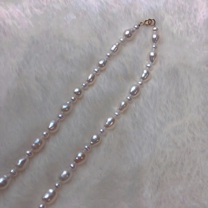 Collar de Perlas de Lino Precioso Blanco Plateado Versátil de Verano, Diseño Retro Artístico de Gota de Agua Irregular, Moderno y Elegante - Product Image 3