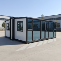Maison Extensible de Luxe en Acier au Design Mid-Century Moderne, Suite Modulaire Écologique et Étanche à Énergie Solaire pour Hôtels de Luxe Autonomes
