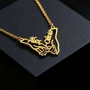 Collana con Ciondolo Personalizzabile con Nome in Inglese, Bestseller, Trendy, in Acciaio Inossidabile, con Mani Intrecciate per Coppie, Collana Promessa - Product Image 4