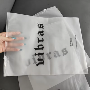 Bolsas con Cierre Personalizadas, Biodegradables, Esmeriladas, Modernas y Portátiles para Empacar Camisetas, Trajes de Baño y Ropa - Product Image 4