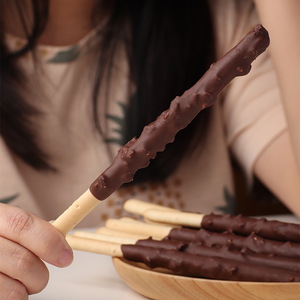 Bâtonnets de biscuits enrobés de chocolat Pop Rocks & Noix mélangées saveur fraise – Snacks de bureau pour influenceurs – Délices quotidiens amusants – Vente en gros - Product Image 5