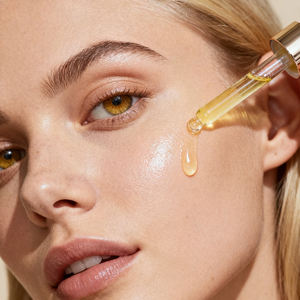 Huile Visage MLM Naturelle, Sans Cruauté Animale, à la Vitamine C et aux Huiles Essentielles Douces, Hydratation Intense, Éclat, Formule Personnalisée, Marque Privée - Product Image 4