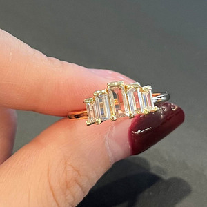 Anello di Diamanti F1504 in Oro Massiccio 18K, Taglio Baguette, Colore D Naturale, Anello di Fidanzamento Classico da Donna - Product Image 6