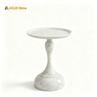 Table à boissons de luxe en marbre blanc. Table d'appoint élégante en pierre naturelle avec base sculptée pour la décoration moderne du salon.