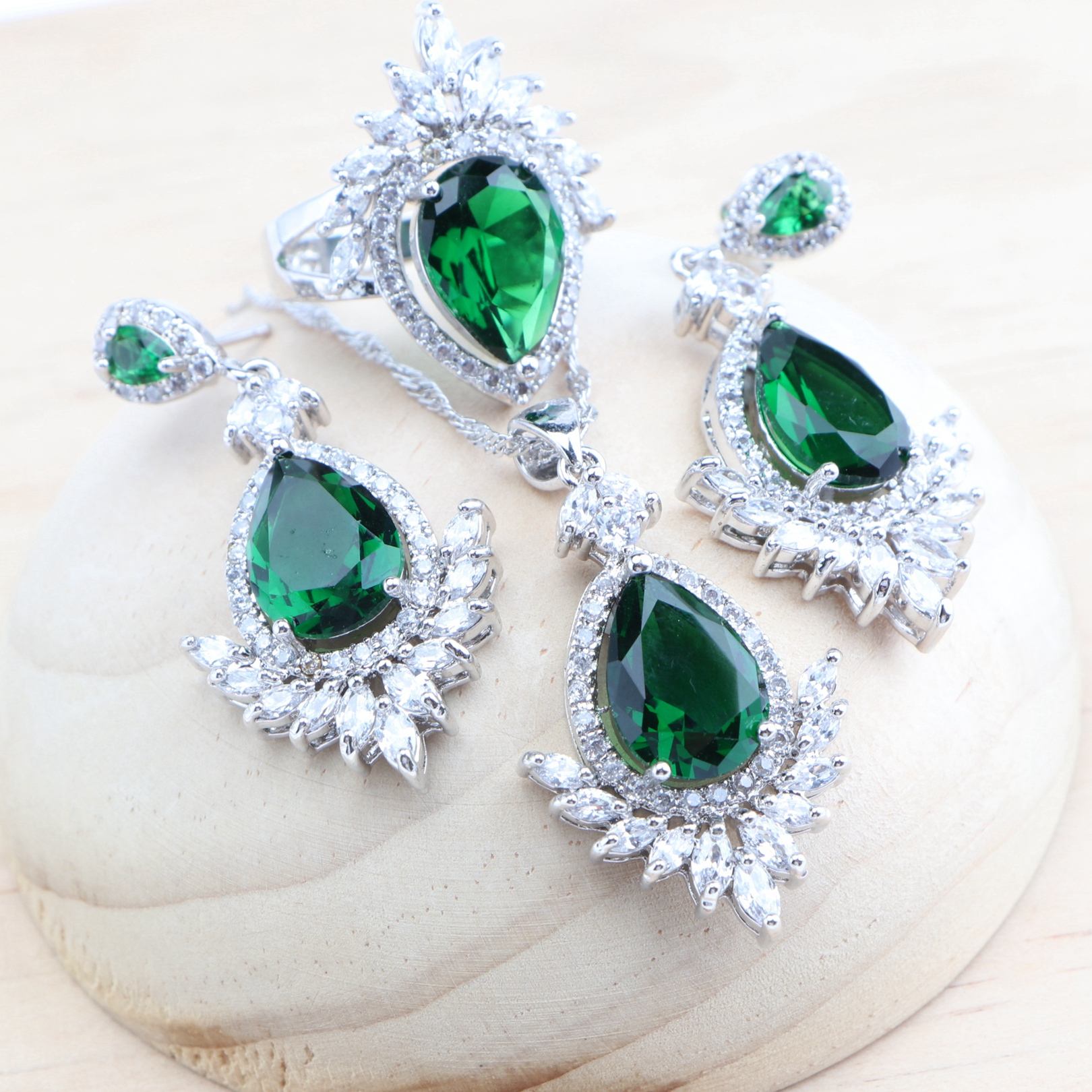 สีเขียว