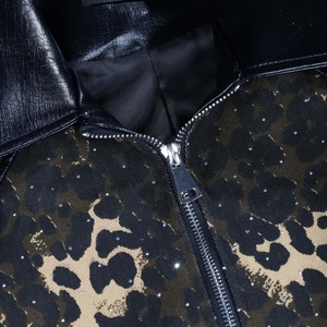 Veste décontractée personnalisée pour homme à imprimé léopard, veste streetwear à panneaux contrastés avec logo personnalisé - Product Image 4