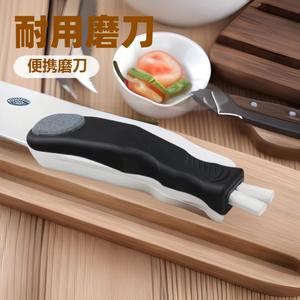 Afilador de cuchillos portátil con piedras de doble grano y esponja para uso en la cocina, material de acero de tungsteno y ABS, operación manual. - Product Image 3