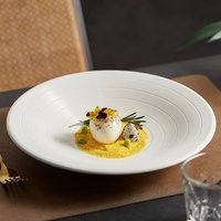 Assiette creuse en céramique moderne à texture rayonnante, finition sable blanc, pour restaurant et hôtel