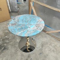 Table d'appoint ronde en marbre de luxe moderne avec pied en métal torsadé artistique pour la maison, l'hôtel, le salon, la chambre à coucher