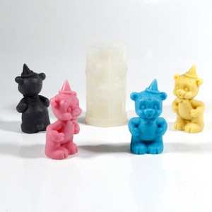 Molde de Silicona 3D con Forma de Oso Adorable en Postura Elevada - Para Fondant, Decoración de Pasteles, Fabricación de Velas - Product Image 3