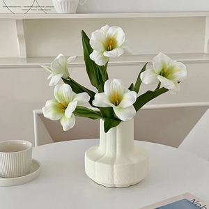 Arrangement de fleurs de tulipes artificielles dans un vase blanc, décoration moderne pour la maison, accessoire de mariage, léger, fait à la main pour le salon - Product Image 2