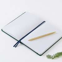 Carnet de notes A5 à pois Celestial en cuir bleu marine avec pochette cachée et rubans – Cadeau unique sur le thème des constellations