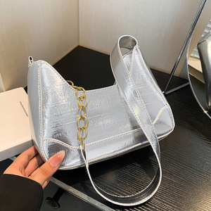 Bolsa de axila con brillo metálico con decoración de cadena, de moda y llamativa - Product Image 3