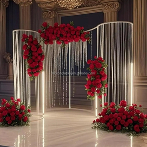 Colonne de mariage en métal blanc de qualité supérieure <span class=keywords><strong>avec</strong></span> arrangement de fleurs artificielles rouges en cascade pour la décoration de cérémonies en extérieur et de jardins - Product Image 1