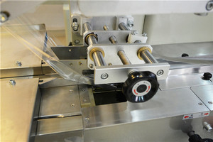 Empaquetadora de embalaje de almohada de paquete de flujo Horizontal de tarjetas de papel de dibujos animados Manual de alta velocidad para protector de nevera - Product Image 5