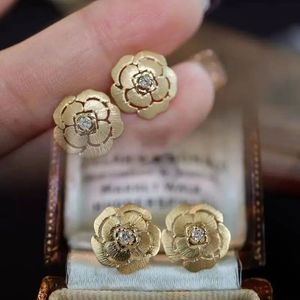 Nouveauté Xinfly Au750 - Boucles d'oreilles pour femmes en or véritable 18 carats avec diamants véritables, forme de fleurs de camélia magnifiques - Product Image 2