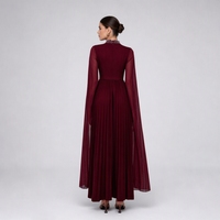 Robe de soirée longue plissée bordeaux unie pour femme, ornée de diamants et de perles, à col montant, manches longues évasées et fente fluide