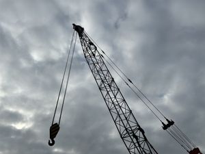 Grue sur chenilles d'occasion HITACHI KH300 reconditionnée avec composants essentiels : moteur, pompe, boîte de vitesses - Meilleur prix ! - Product Image 3