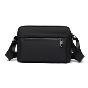 Riñonera Deportiva Ligera con Logotipo Personalizado, Mini Bolsa Cruzada Negra con Correa Ajustable para Hombres y Mujeres, para Uso en Exteriores - Product Image 3