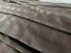 공장 아울렛 사용자 정의 침대 시트 소재 100% 폴리 에스터 고밀도 스트라이프 호텔 패브릭 롤 침구 세트 - Product Image 6