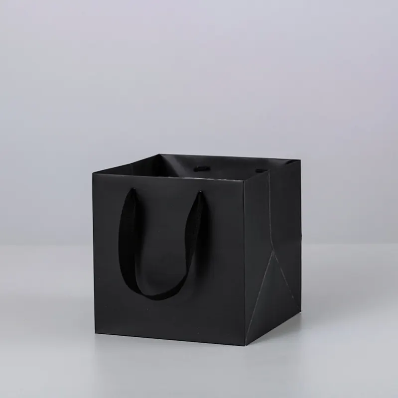 Bolsas de papel negras con estampado de logotipo personalizado, bolsas de papel de fondo cuadrado, embalaje de regalo de compras, fabricante, bajo precio
