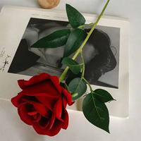 Großhandel Künstliche Realistische Rote Rosen Samtblumen mit Echtem Touch für Hochzeit, Weihnachten & Abschlussfeier Heimdekoration