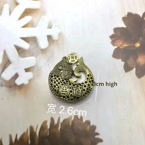 พวงกุญแจรูปเหรียญปลาคาร์พกัดทองแดงเป็น<span class=keywords><strong>มงคล</strong></span>มีจี้รูป<span class=keywords><strong>ปลา</strong></span>นำโชคในแผงขายบนถนนรถยนต์ทำจากทองเหลือง - Product Image 6