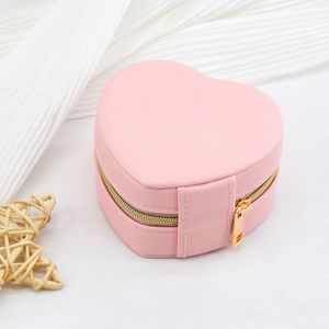 Estuche de Joyería de Cuero PU Simple en Forma de Corazón con Cierre de Cremallera para Guardar Anillos, Aretes y Collares, Ideal para Viajes - Product Image 1