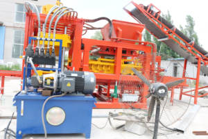 Macchina Vibrante Motorizzata Completamente Automatica QT10-15 Controllata da PLC per la Produzione di Blocchi 150x150x100mm per Cordoli - Product Image 3