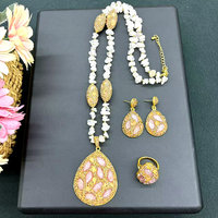 CH-LHN2053 Magnifique Collier en Pierre Naturelle avec Breloque Corail et Incrustation de Cristal, Pendentif Corail Coloré, Collier de Perles en Pierre pour Femme, Vente en Gros