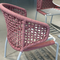 Table de repas ronde d'extérieur avec pieds en métal croisés pour terrasse