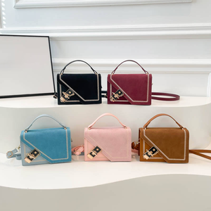 Sac bandoulière carré en cuir de luxe tendance 2026, sac à l'épaule pour femme avec fermoir. - Product Image 1