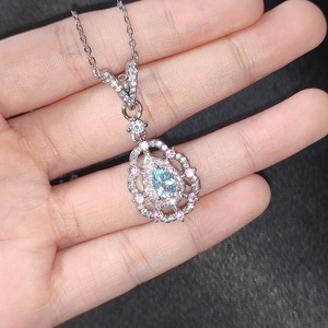 Collana con pendente a goccia in zircone azzurro per donna, a forma di pera, scintillante, con catena a clavicola. - Product Image 4