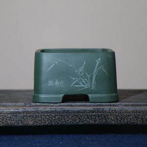 Maceta de arcilla verde oscuro hecha a mano con grabado de bambú, forma clásica para plantas de interior - Product Image 3
