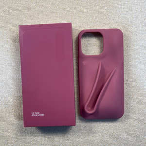 เซ็ตลิปกลอสบำรุงริมฝีปากชุ่มชื้นแบบขายดี พร้อมเคสโทรศัพท์ซิลิโคน ลิปบาล์มขัดริมฝีปากหลากสี บำรุงริมฝีปากสำหรับผู้หญิง - Product Image 1