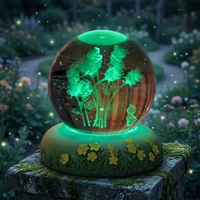Lampe de Chevet LED 3D en Verre Gravé avec Fleurs, Boule de Cristal, Base en Mousse Verte, Alimentation USB, Lampe de Bureau Personnalisable en Gros, Motifs Œillet et Lys pour la Maison