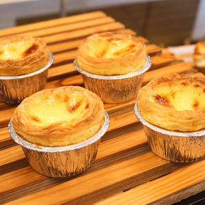 Moules à cupcakes et muffins jetables en aluminium PET de qualité alimentaire, avec couvercles, en feuille d'aluminium argentée, pour la cuisson de puddings, crèmes brûlées et œufs. - Product Image 6