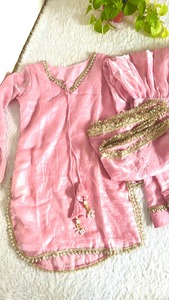 Conjunto Salwar Farsi de Satén de Diseño en Oferta, Ropa Étnica Elegante con Tela Suave para Bodas, Festivales y Fiestas - Product Image 5