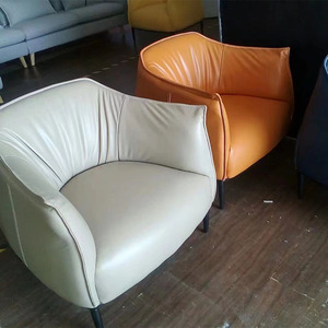 Poltrona in Pelle Italiana di Lusso, Sedia Lounge di Design in Pelle Bovina Spessa - Divano Monoposto Classico di Alta Gamma per il Soggiorno - Product Image 1
