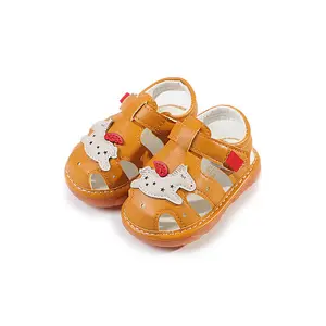 उच्च गुणवत्ता वाले बच्चे स्क्वीकी सैंडल ध्वनि मज़ेदार बच्चों के जूते पु चमड़े के बच्चे गर्मियों समुद्र तट स्ट्रैप बच्चे के जूते