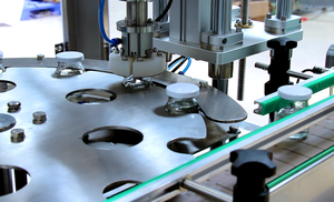 Suministro directo de fábrica Línea automática de producción de máquina de llenado y tapado de bebidas - Product Image 6